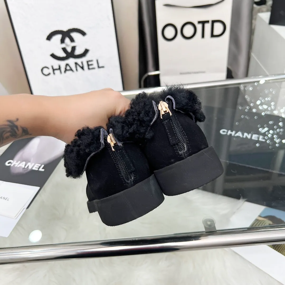 👟👟Ex-factory price 540👟👟 High version of Chanel CHANEL, 🌞🌞🌞Xiaoxiang’s latest 2025 autumn and winter short boots, a must-have item for this autumn and winter season! ! Ms. Chanel loves simple yet irresistible combinations to show her unique style. Mix and match freely to shine⚡Follow Grandma’s fashion steps! ! ! The top-notch craftsmanship and texture are perfectly presented. No matter any details, you can compare them with the counters. The best quality products can be entered and exited from the counters at will! ! ❶Material: imported cowhide/cow suede/wool ❷Lining: sheepskin lining ❸Feet: sheepskin ❹Outsole: original molded sole ❺Heel height: 3cm ❻Number of yards: 35-40 (40 and 41 are customized and non-refundable)